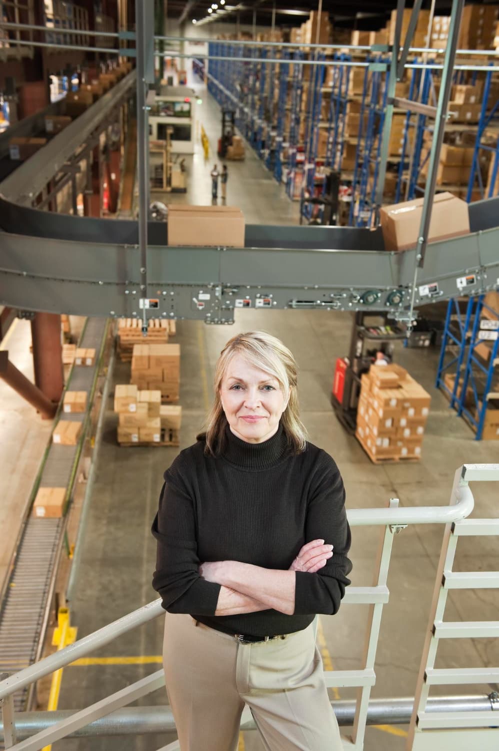 Logistik-Mitarbeiter scannt QR-Code in der Halle